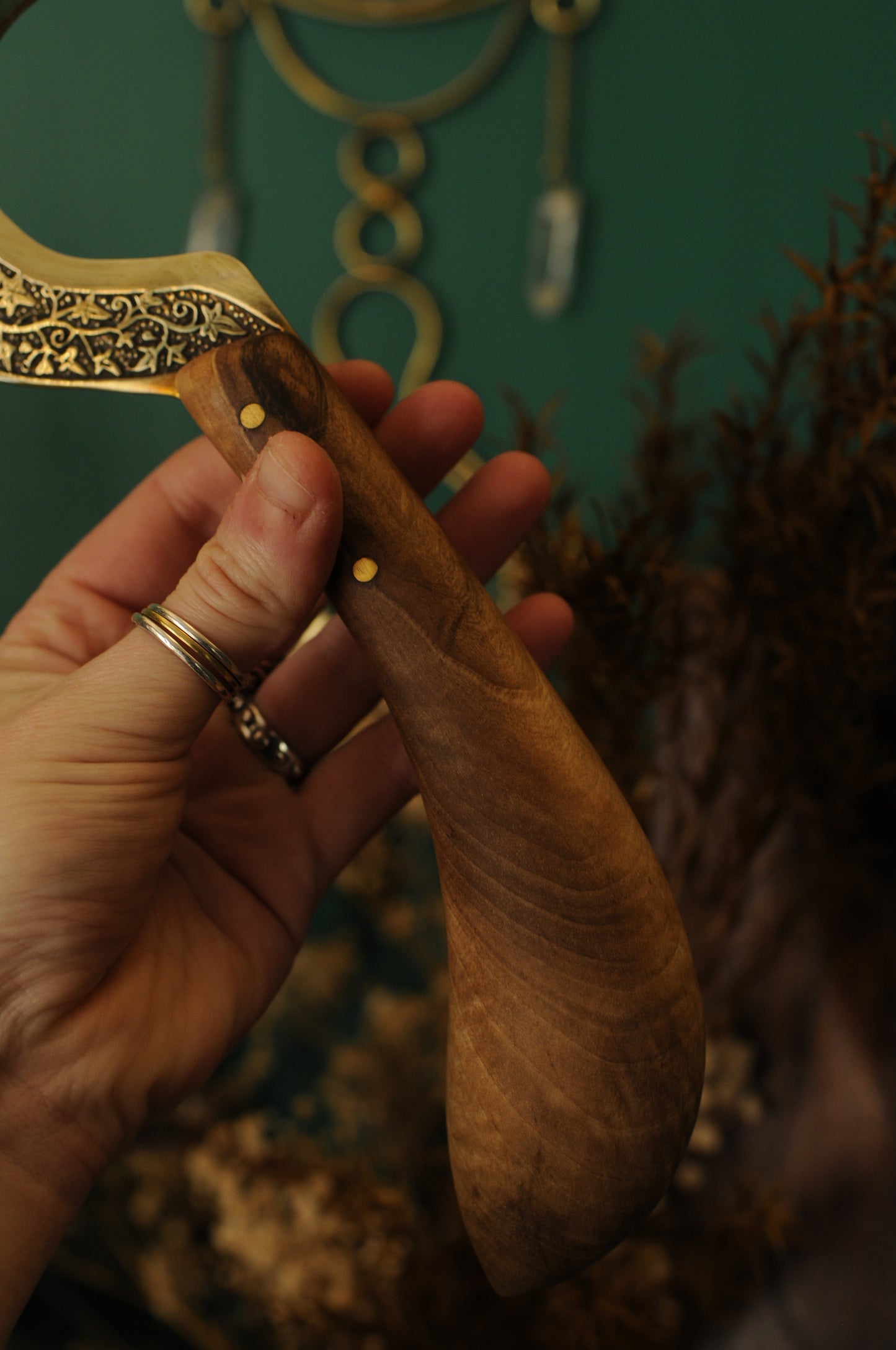Boline rituelle en laiton gravé et bois de noyer, Awen druidique et feuille de lierre et chêne
