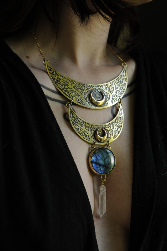 Grand collier plastron Lune antique en laiton et bronze avec une labradorite et un quartz