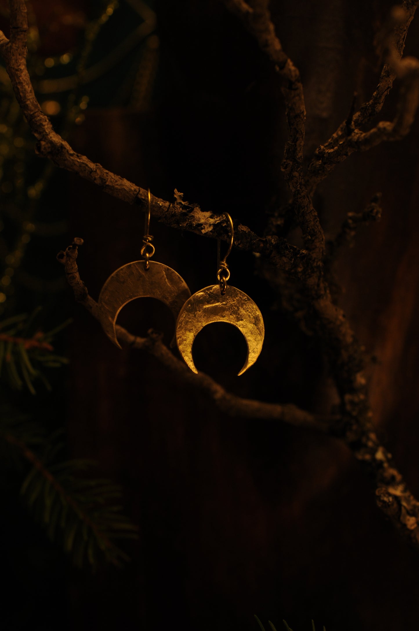 Petites boucles d'oreille croissant de lune en laiton martelé.
