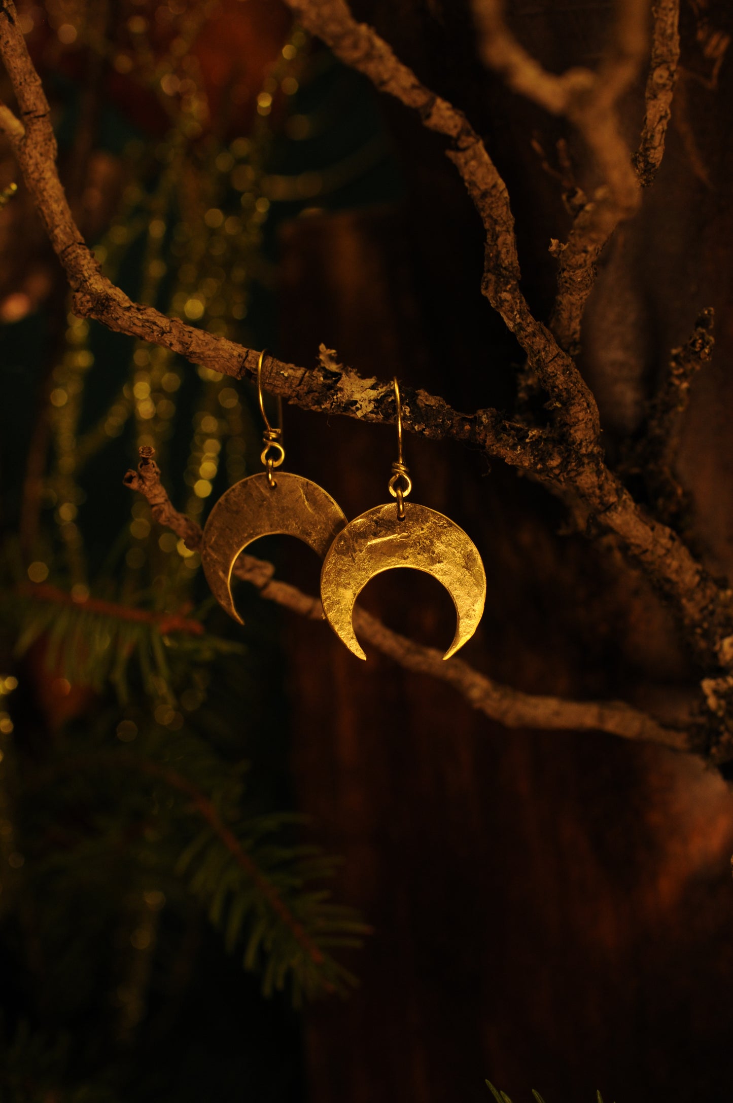 Petites boucles d'oreille croissant de lune en laiton martelé.