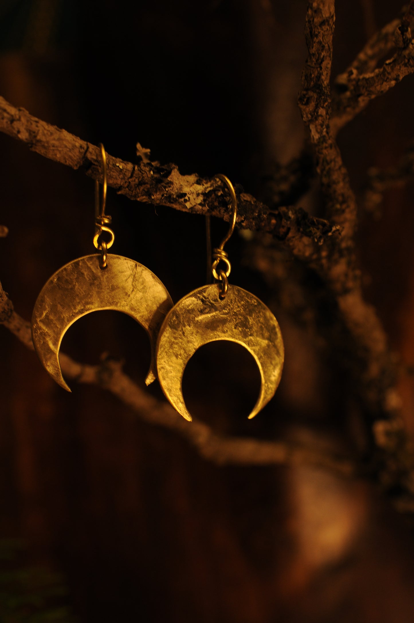 Petites boucles d'oreille croissant de lune en laiton martelé.