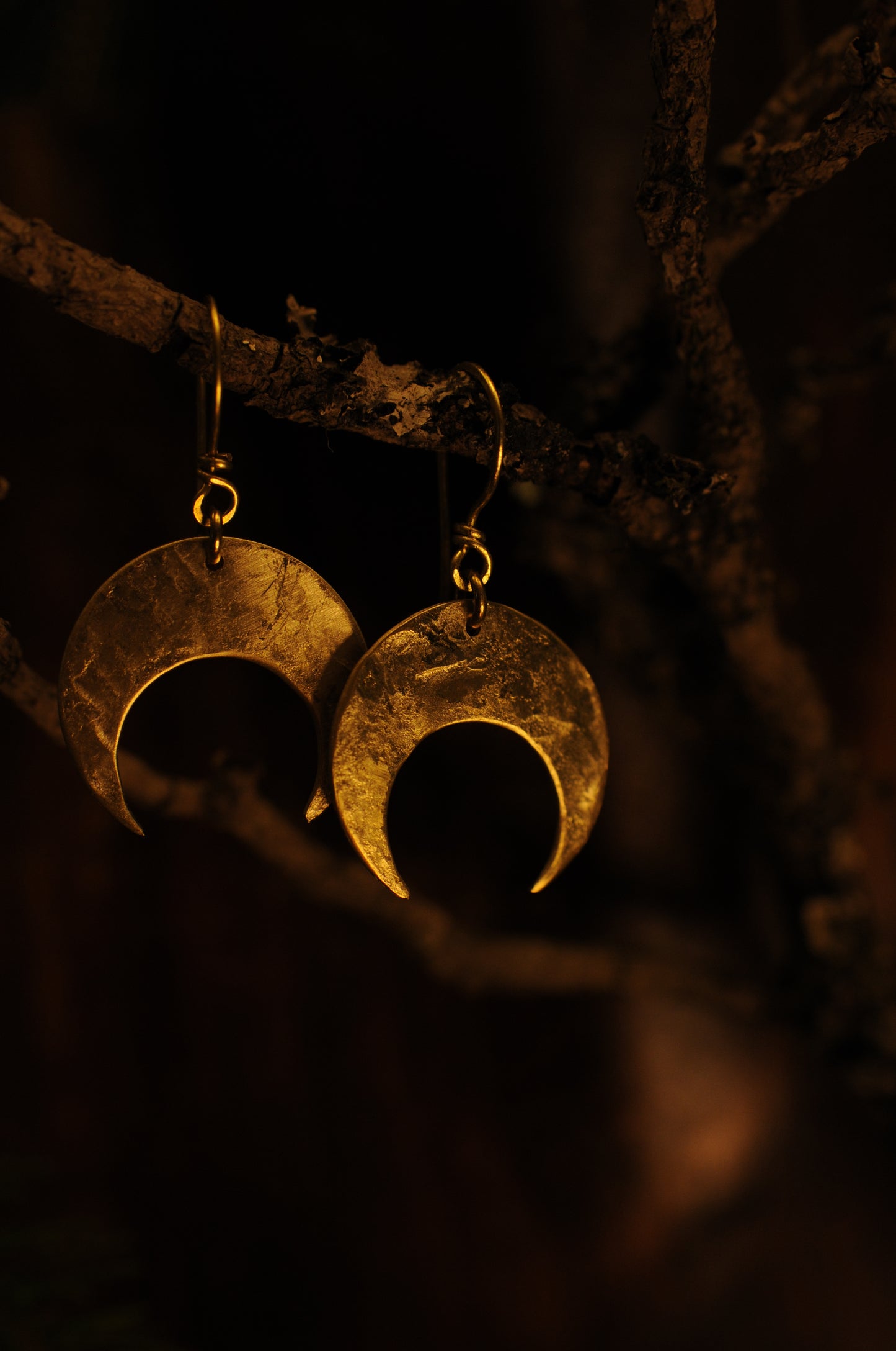 Petites boucles d'oreille croissant de lune en laiton martelé.