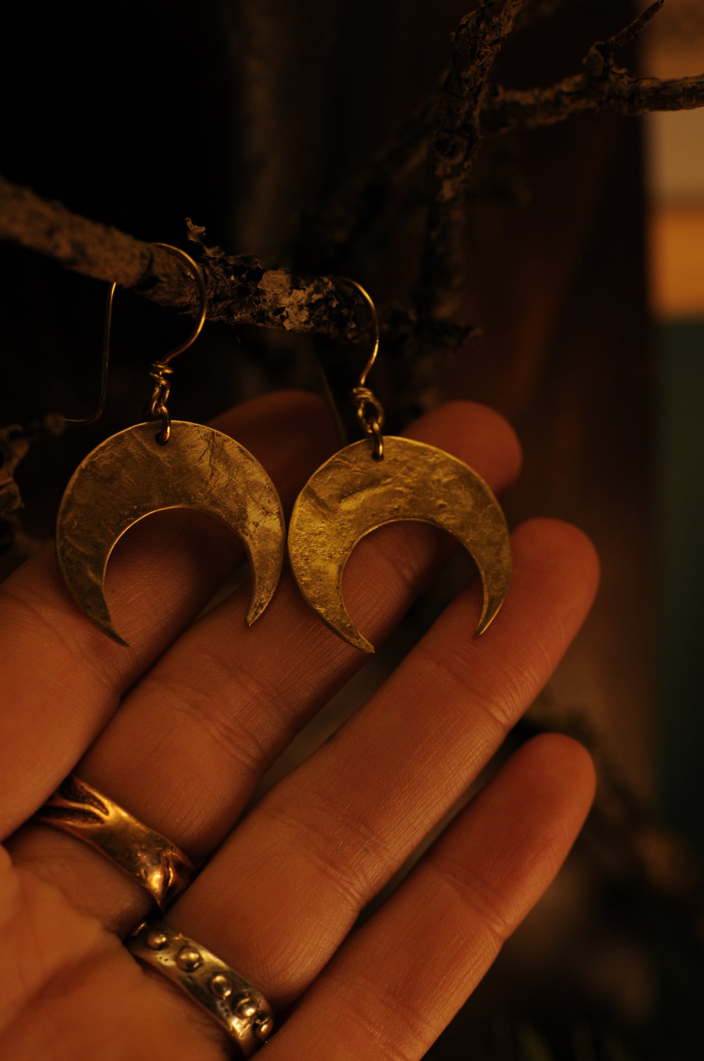 Petites boucles d'oreille croissant de lune en laiton martelé.