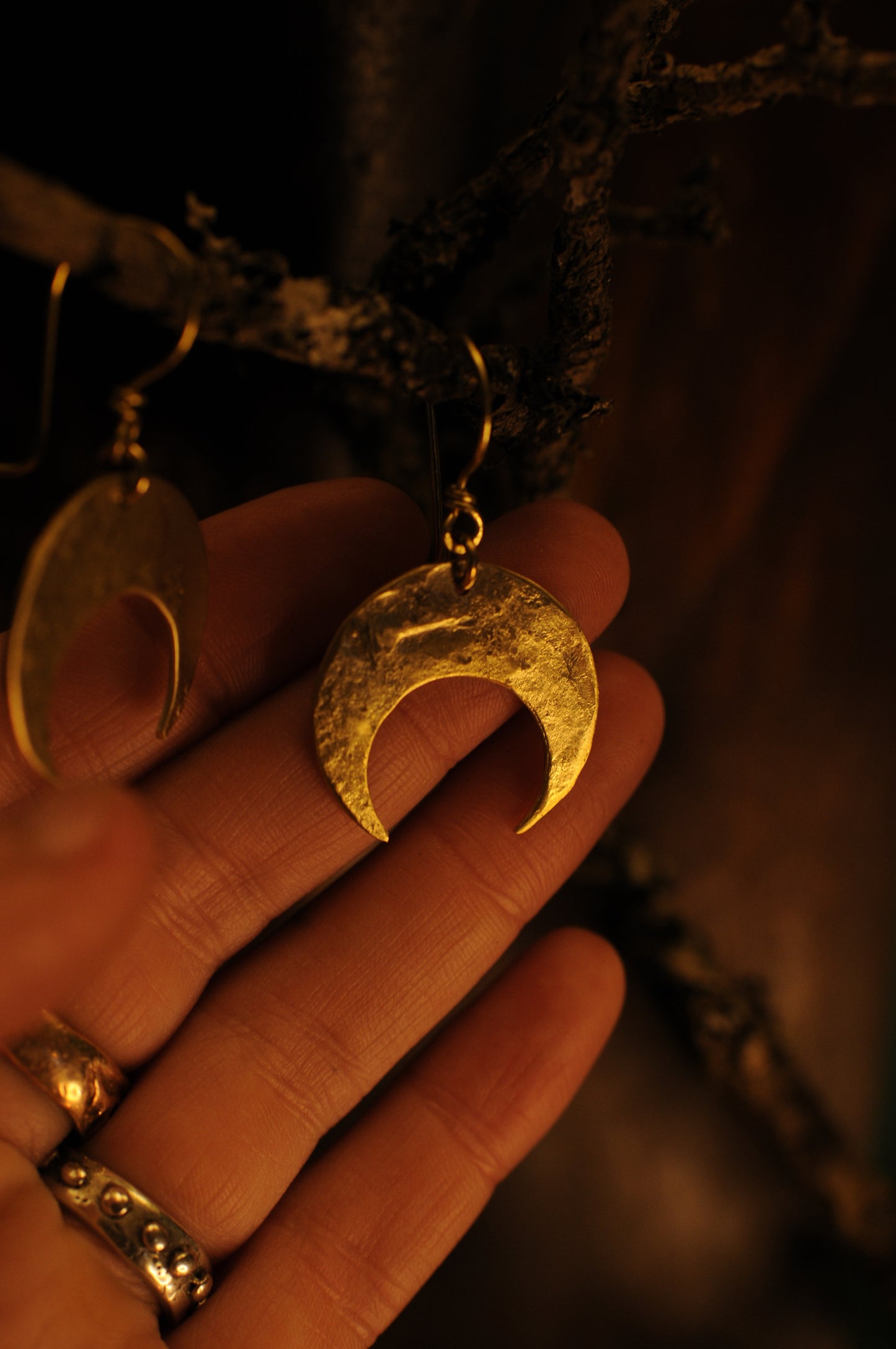 Petites boucles d'oreille croissant de lune en laiton martelé.