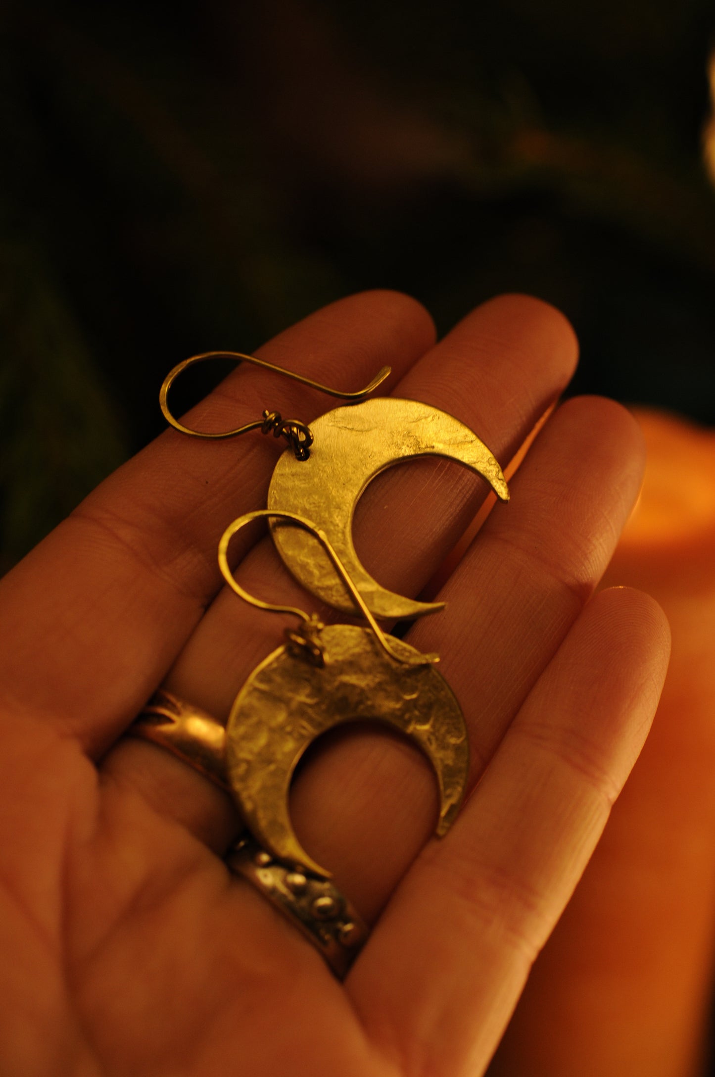 Petites boucles d'oreille croissant de lune en laiton martelé.