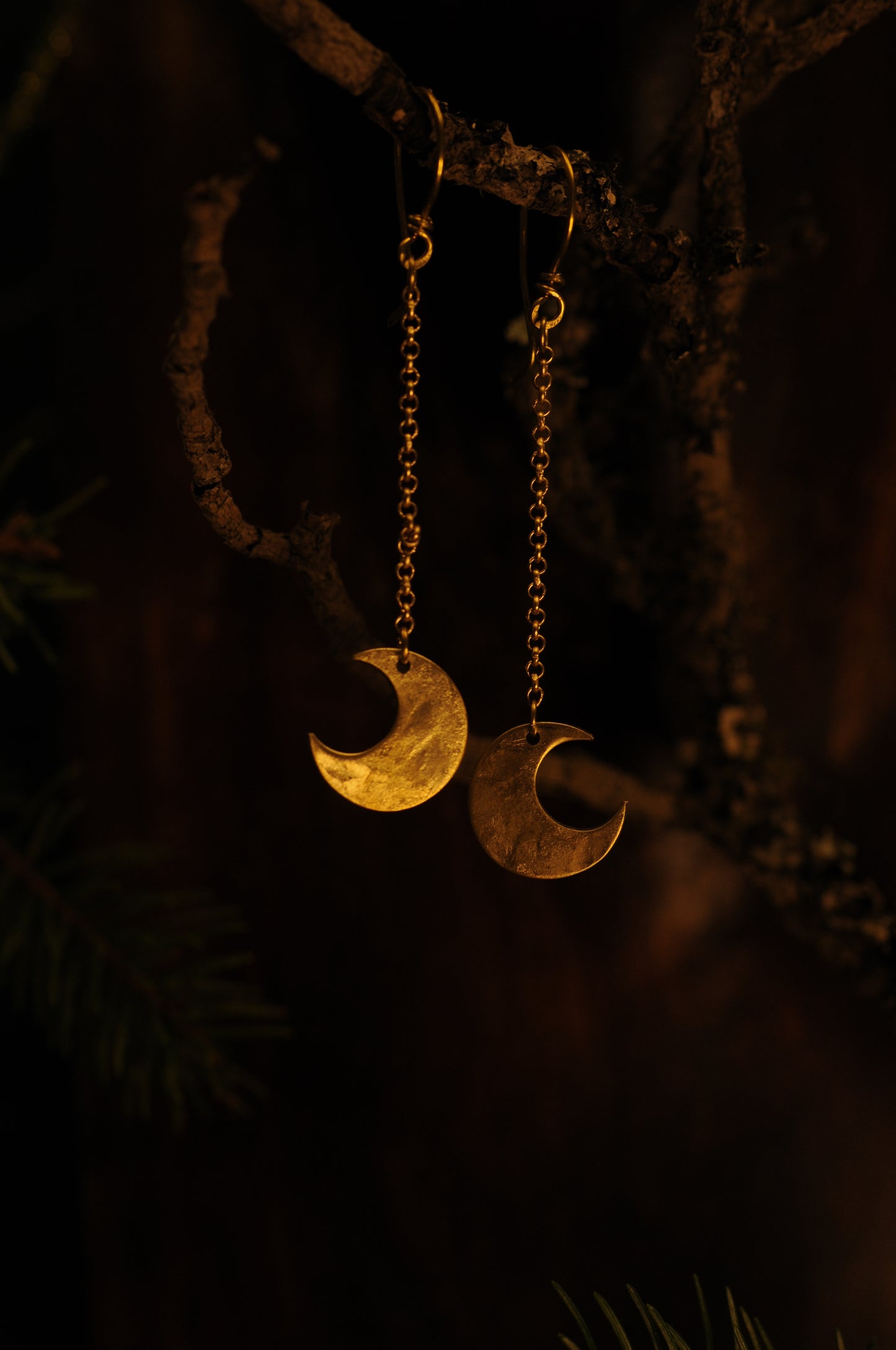 Petites boucles d'oreilles Lunes filantes en laiton martelé.