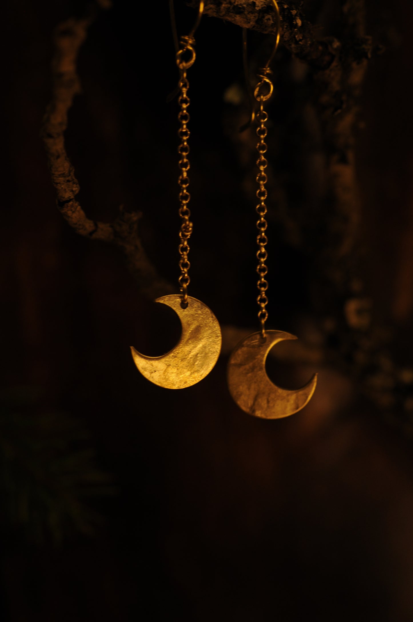 Petites boucles d'oreilles Lunes filantes en laiton martelé.