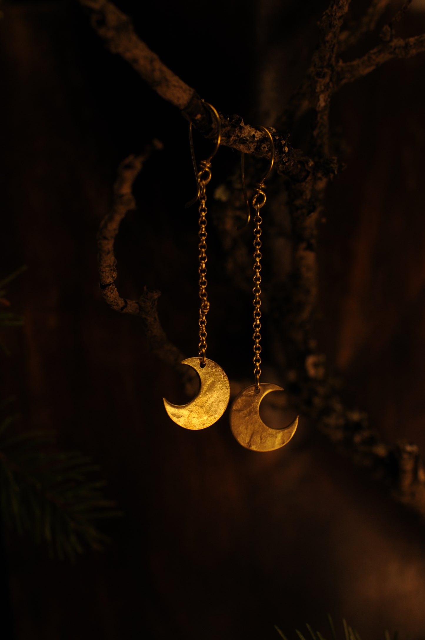 Petites boucles d'oreilles Lunes filantes en laiton martelé.