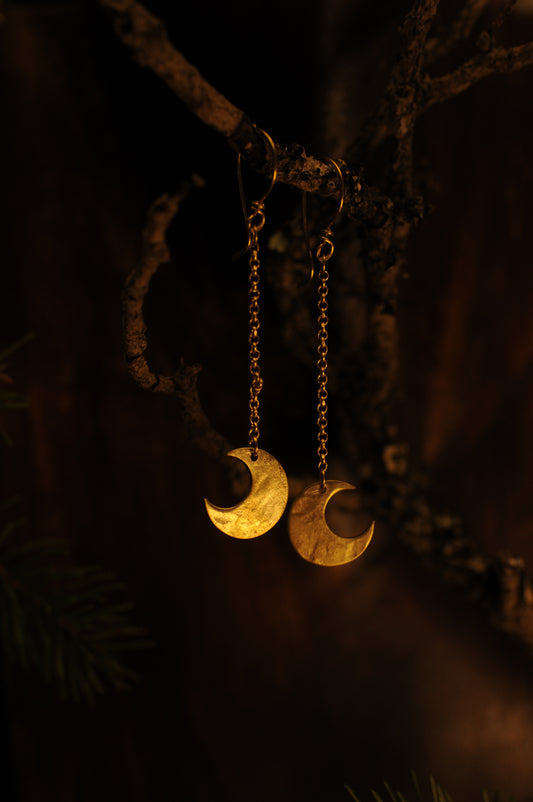 Petites boucles d'oreilles Lunes filantes en laiton martelé.