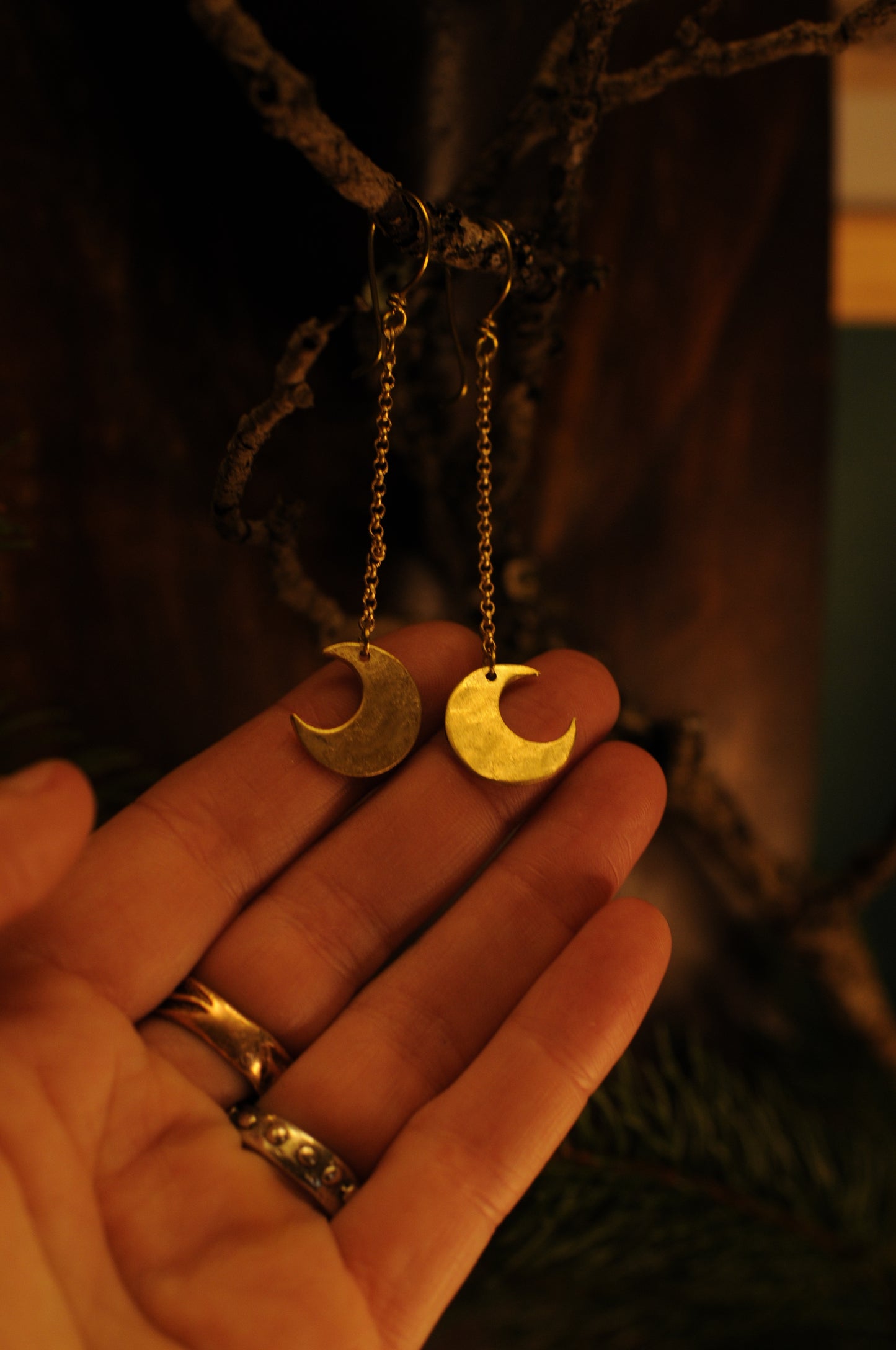 Petites boucles d'oreilles Lunes filantes en laiton martelé.