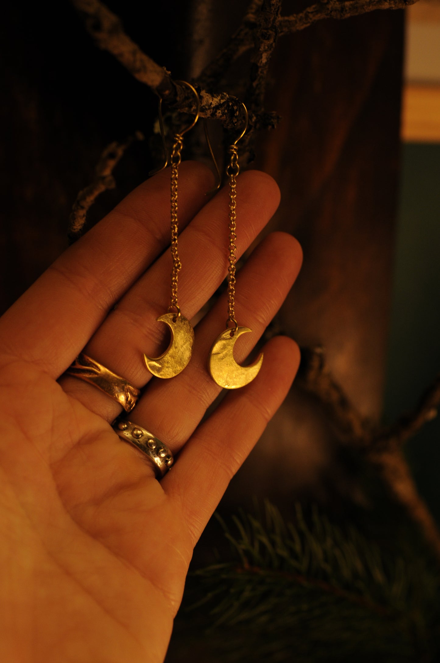 Petites boucles d'oreilles Lunes filantes en laiton martelé.