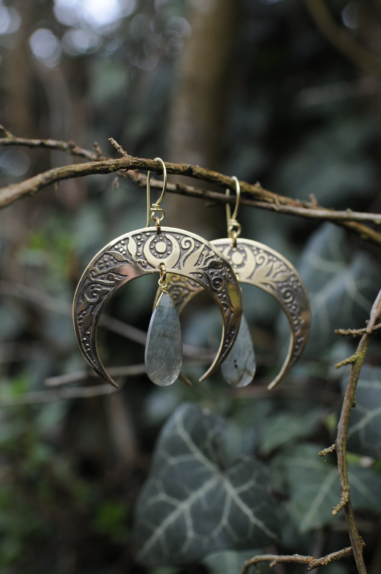 Boucles d'oreilles grandes Nyx gravées avec Labradorites