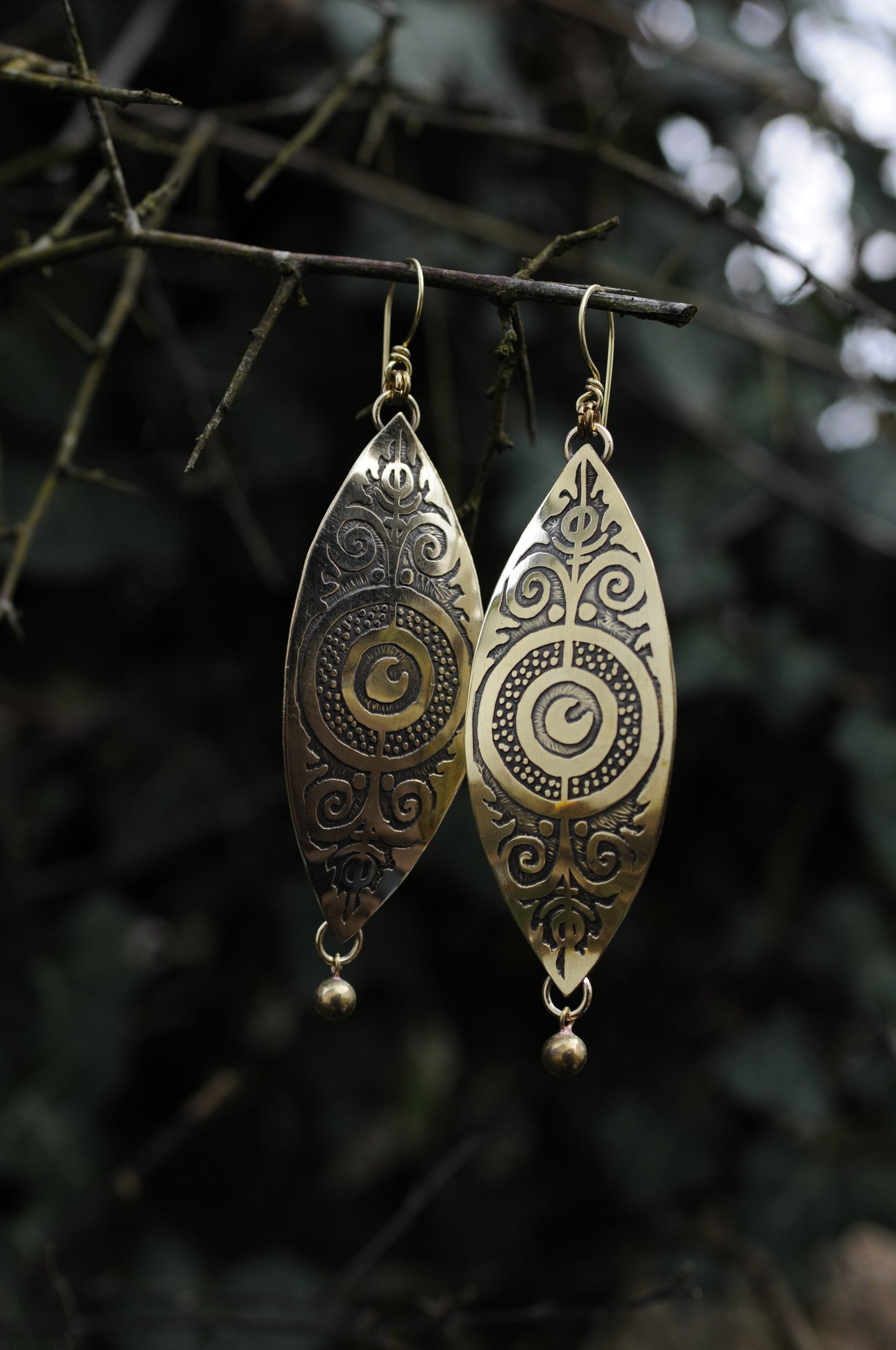 Grandes boucles d'oreilles Sigil ancien en laiton gravé