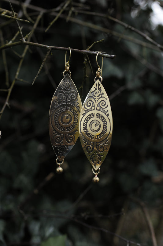 Grandes boucles d'oreilles Sigil ancien en laiton gravé
