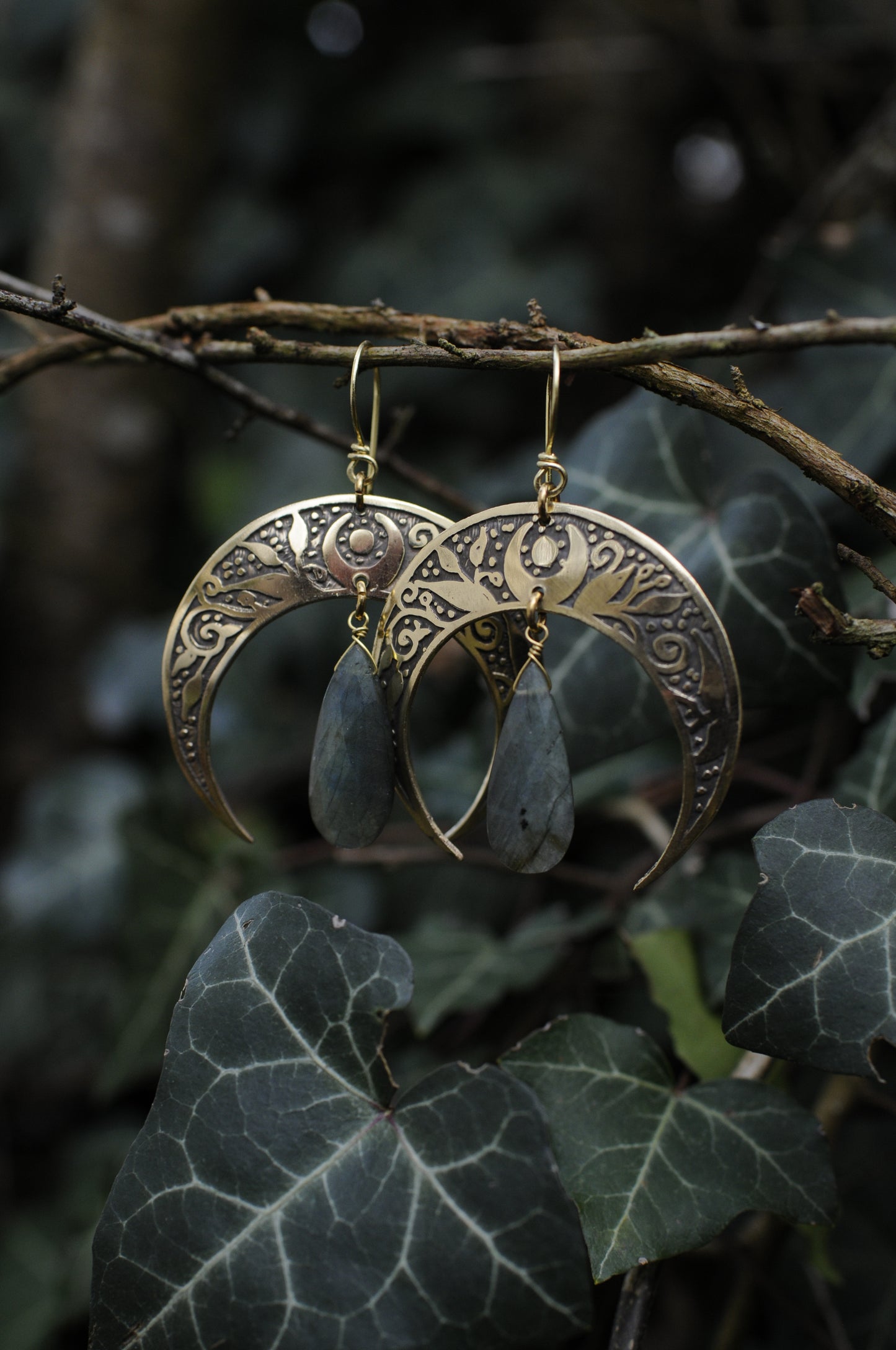 Boucles d'oreilles grandes Nyx gravées avec Labradorites