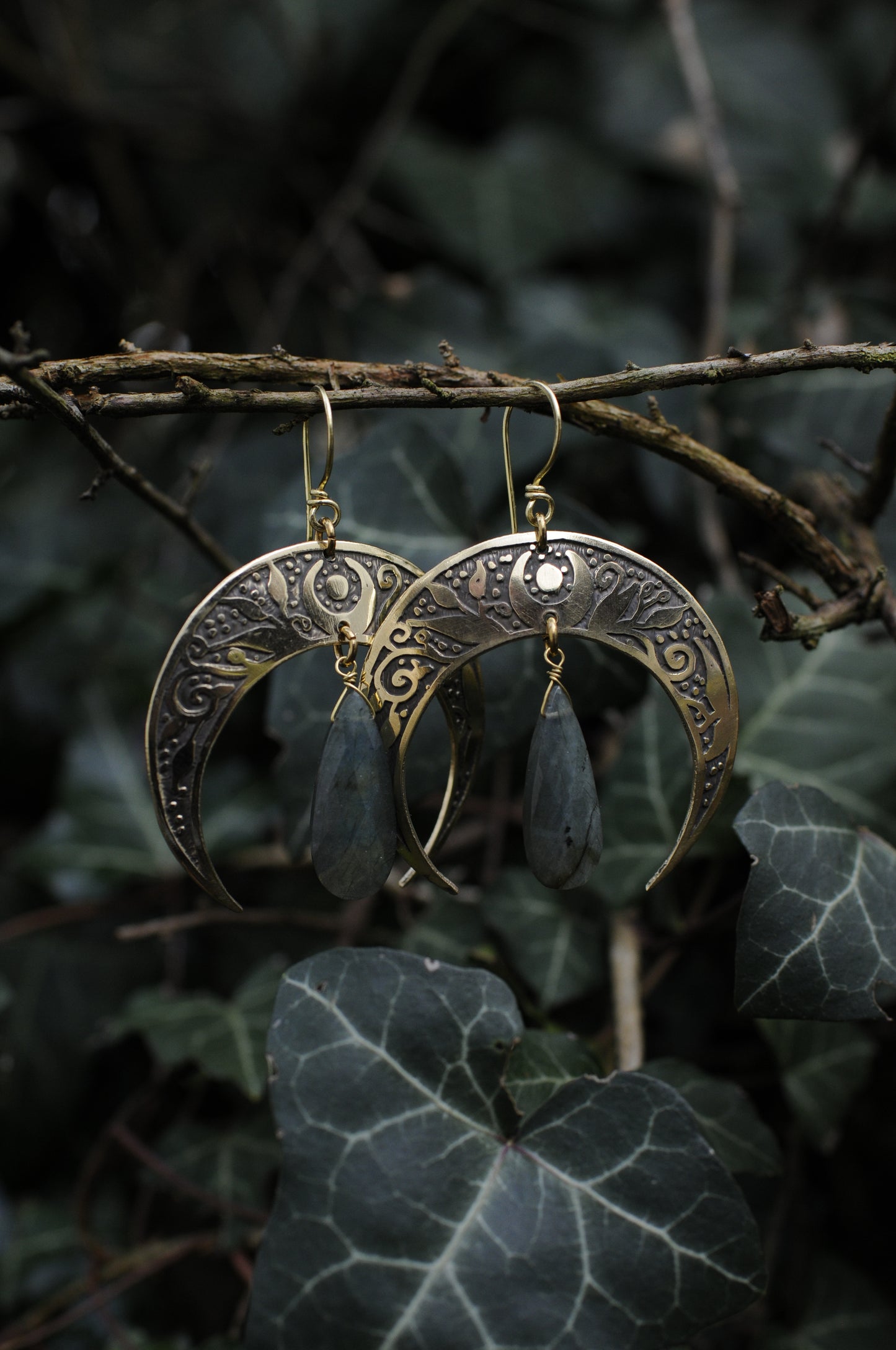 Boucles d'oreilles grandes Nyx gravées avec Labradorites