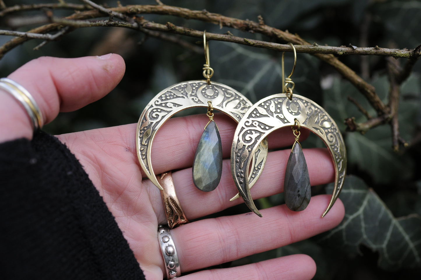 Boucles d'oreilles grandes Nyx gravées avec Labradorites