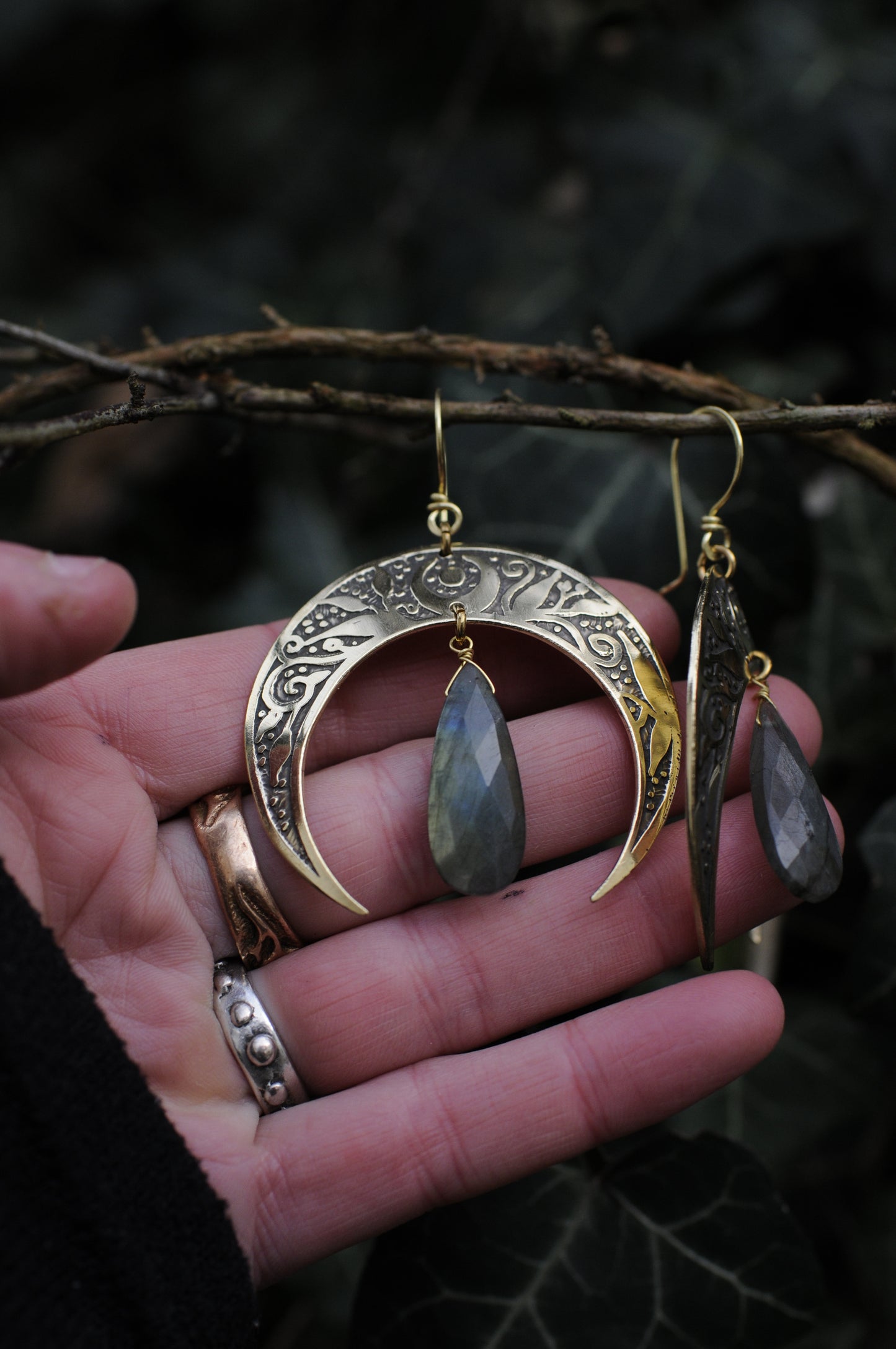 Boucles d'oreilles grandes Nyx gravées avec Labradorites