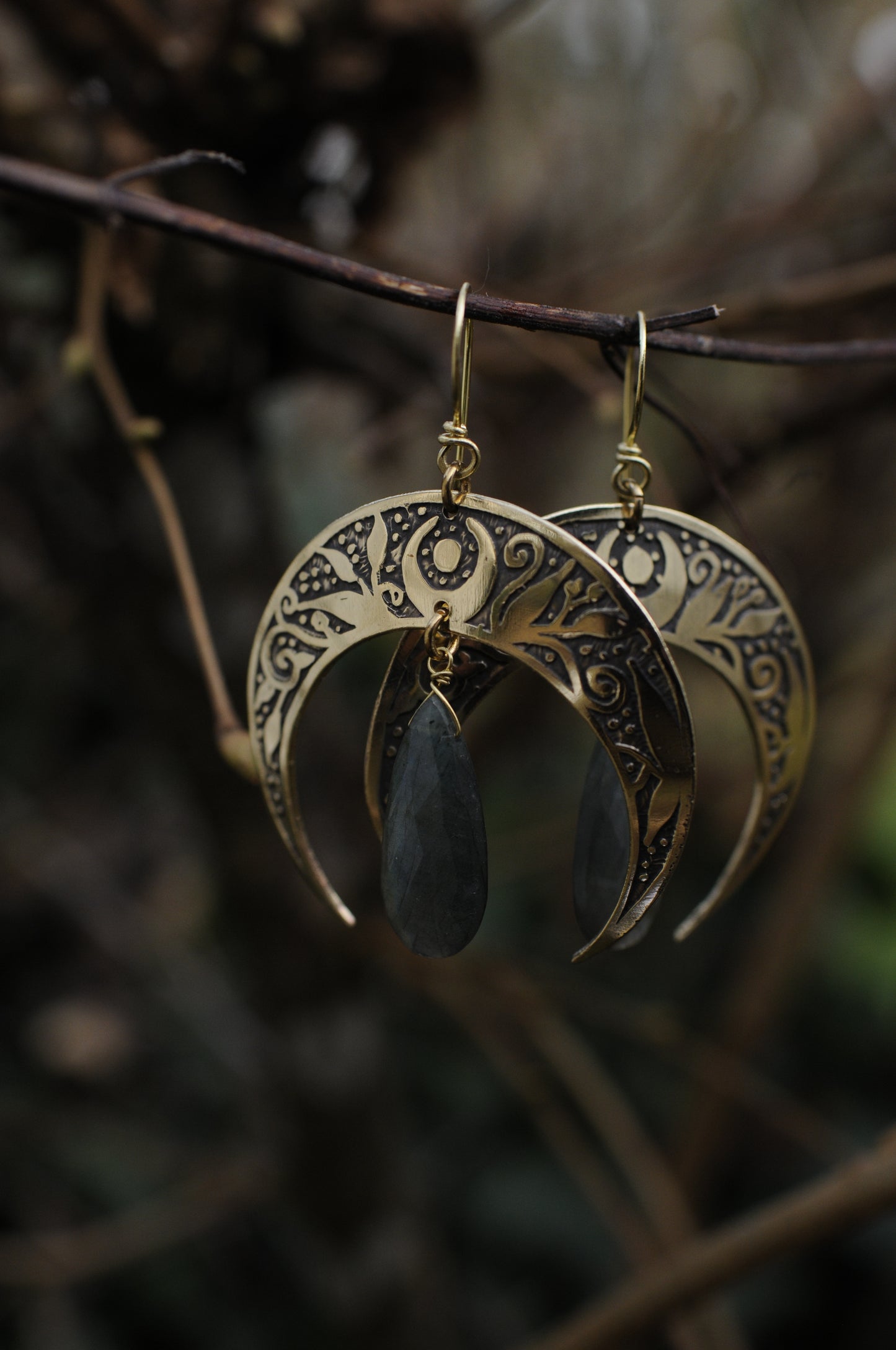 Boucles d'oreilles grandes Nyx gravées avec Labradorites