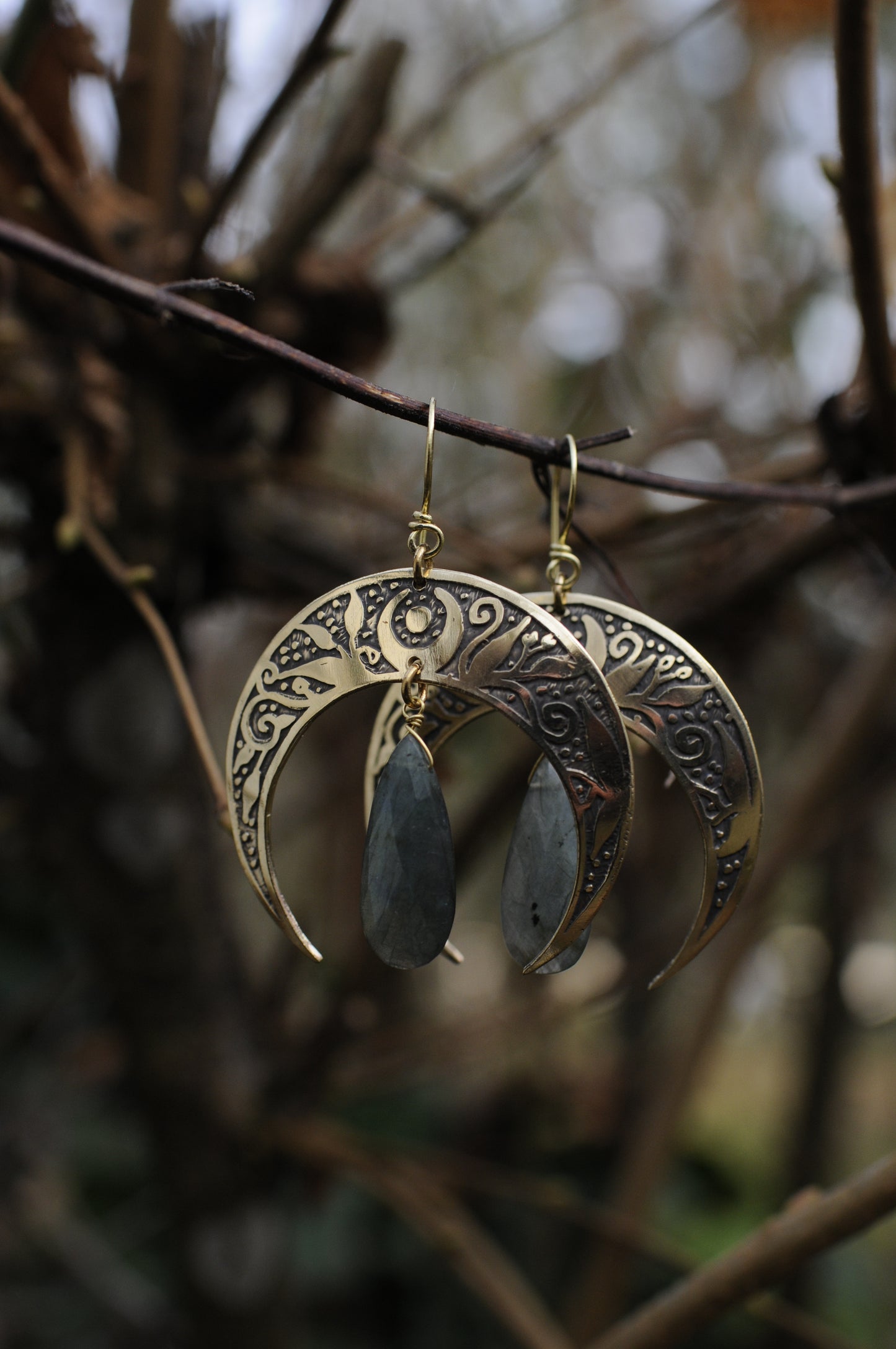 Boucles d'oreilles grandes Nyx gravées avec Labradorites