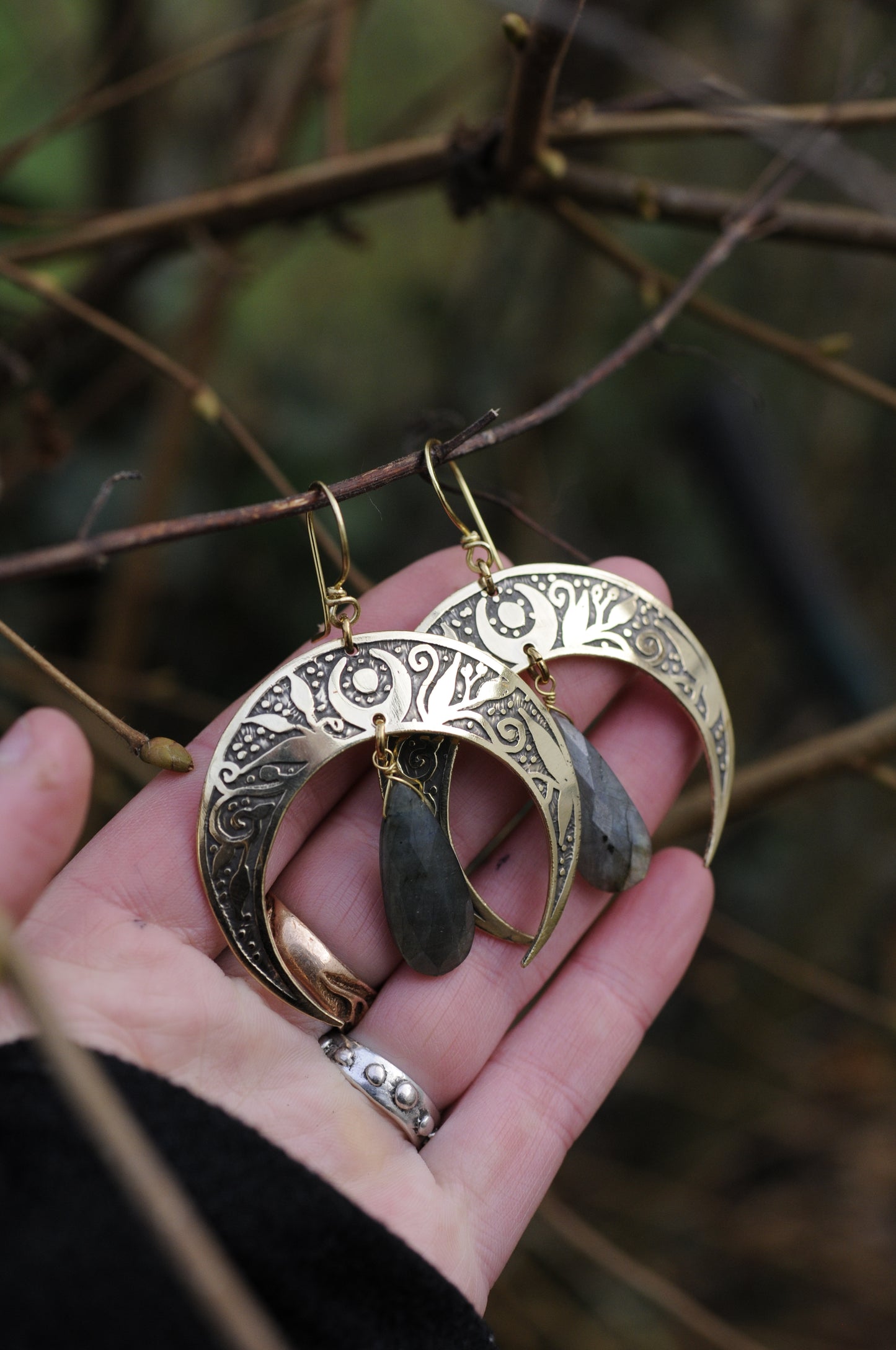 Boucles d'oreilles grandes Nyx gravées avec Labradorites